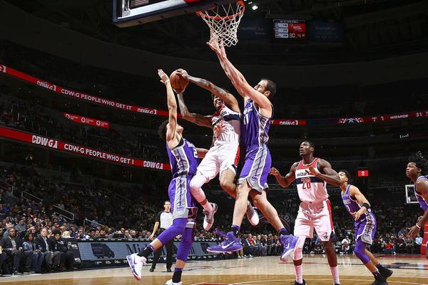 曼联、利物浦近五轮各1胜，英超积分榜曼联积22分，领先利物浦。