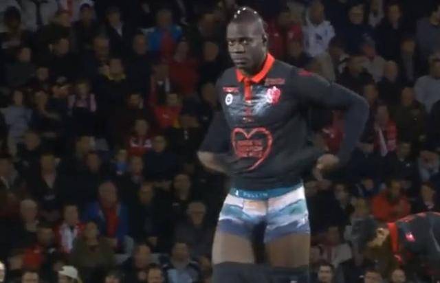 正随巴西在枪手基地训练，维尼修斯与多名阿森纳青训球员合影