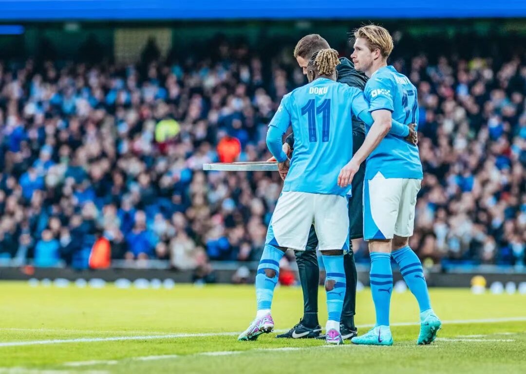 太阳报：女演员悉尼妹恢复单身后收到了大量英超球星的私信