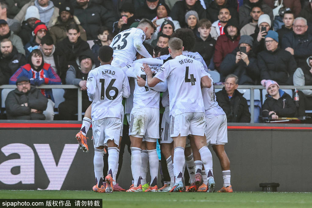 世体：梅西在进入诺坎普前没联系巴萨的任何人请求许可